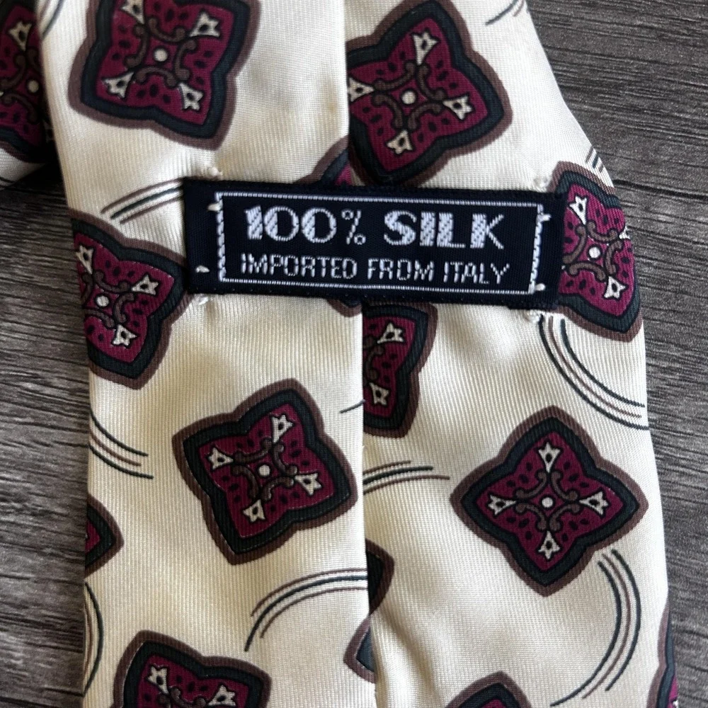 Mens 100% Silk Necktie Cream Red Geometric Print Made in Italy Classic Accessory